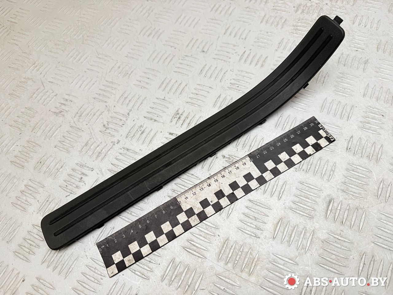 накладка на порог внутренняя Volkswagen Touareg 1 поколение 2006, 3.0 л., BKS, дизель, АКПП, внедорожник 5 дв., полный привод, 7L0853793B - фото №1