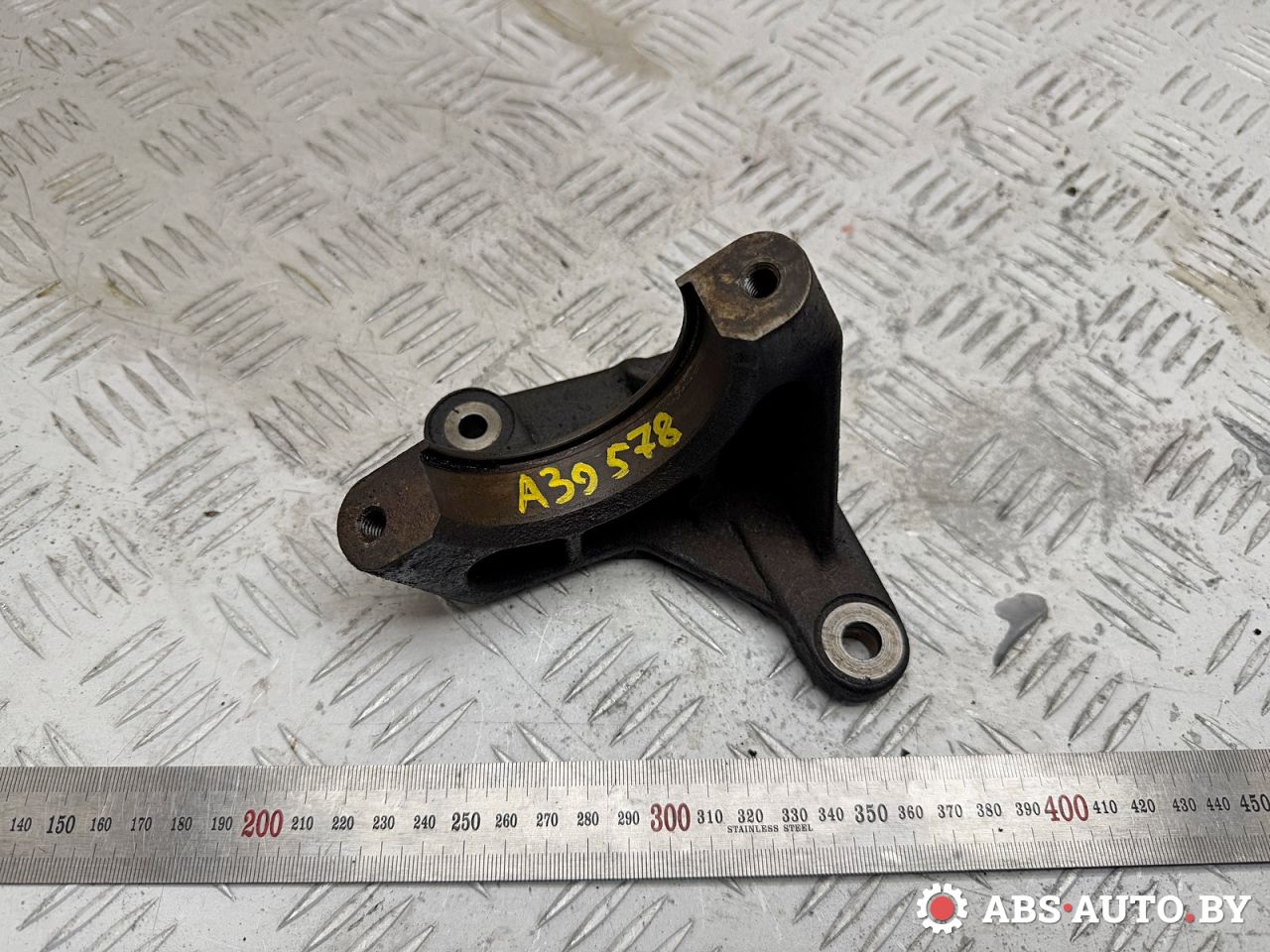 кронштейн полуоси Volvo S60 1 поколение 2003, 2.4 л., дизель, МКПП, седан, 9143465 - фото №1