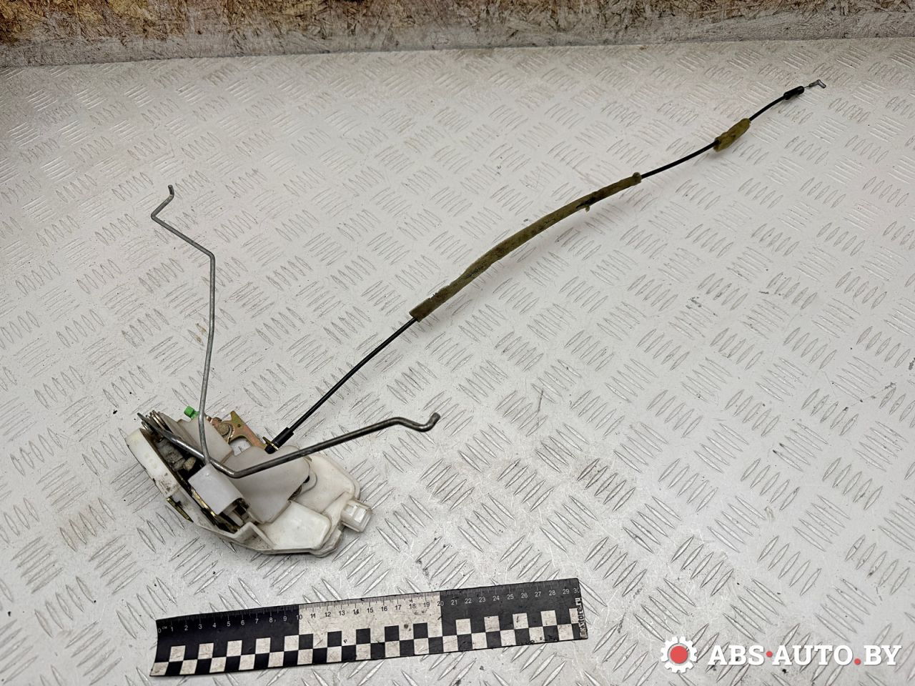 замок двери передней правой Mitsubishi Pajero 3 поколение 2002, 3.2 л., дизель, МКПП, внедорожник 3 дв., полный привод - фото №1