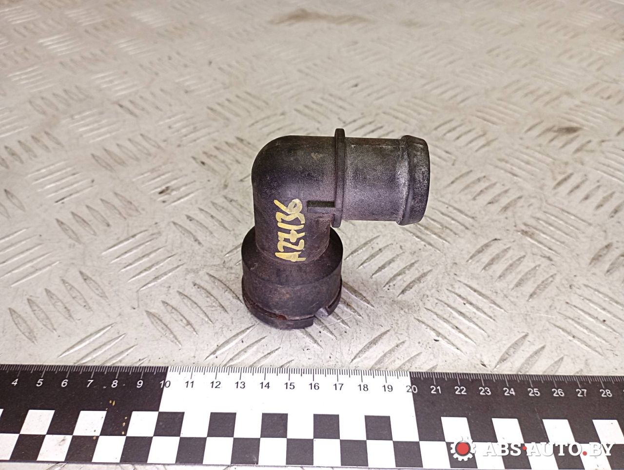 фланец (тройник) системы охлаждения Volkswagen Golf 3 поколение 1999, 1.9 л., дизель, 037121619 - фото №1