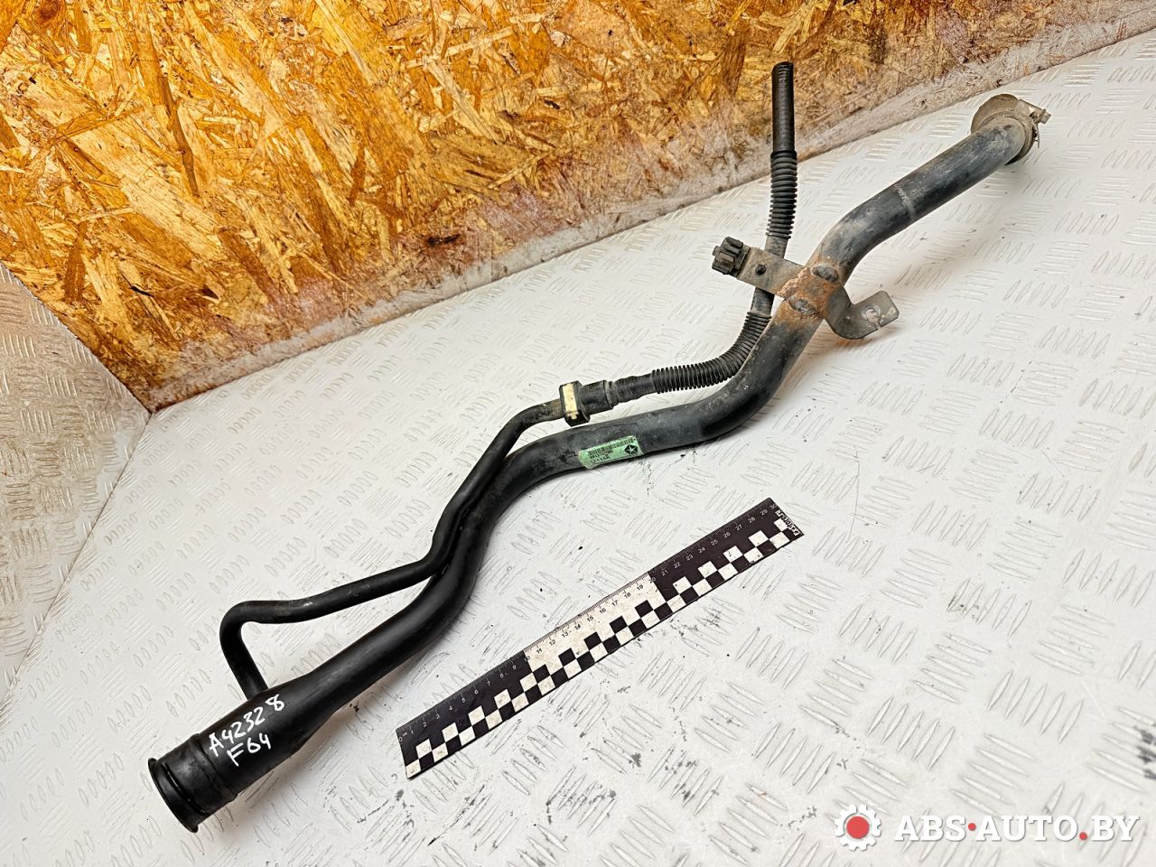 горловина топливного бака Jeep Cherokee 5 поколение 2016, 2.0 л., EBT, дизель, АКПП, внедорожник 5 дв., 68137319AD - фото №1