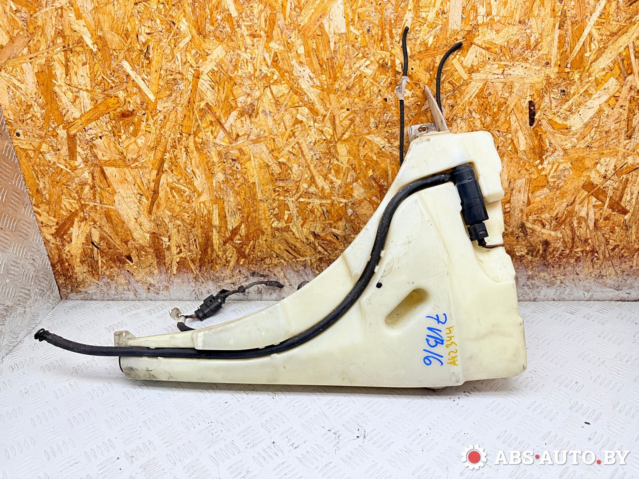 бачок омывателя Volkswagen Touareg 1 поколение 2006, 3.0 л., BKS, дизель, АКПП, внедорожник 5 дв., полный привод, 1J6955651, 7L0955453F, 7L0955453G, 7L0971767A, 7L6971351G - фото №1