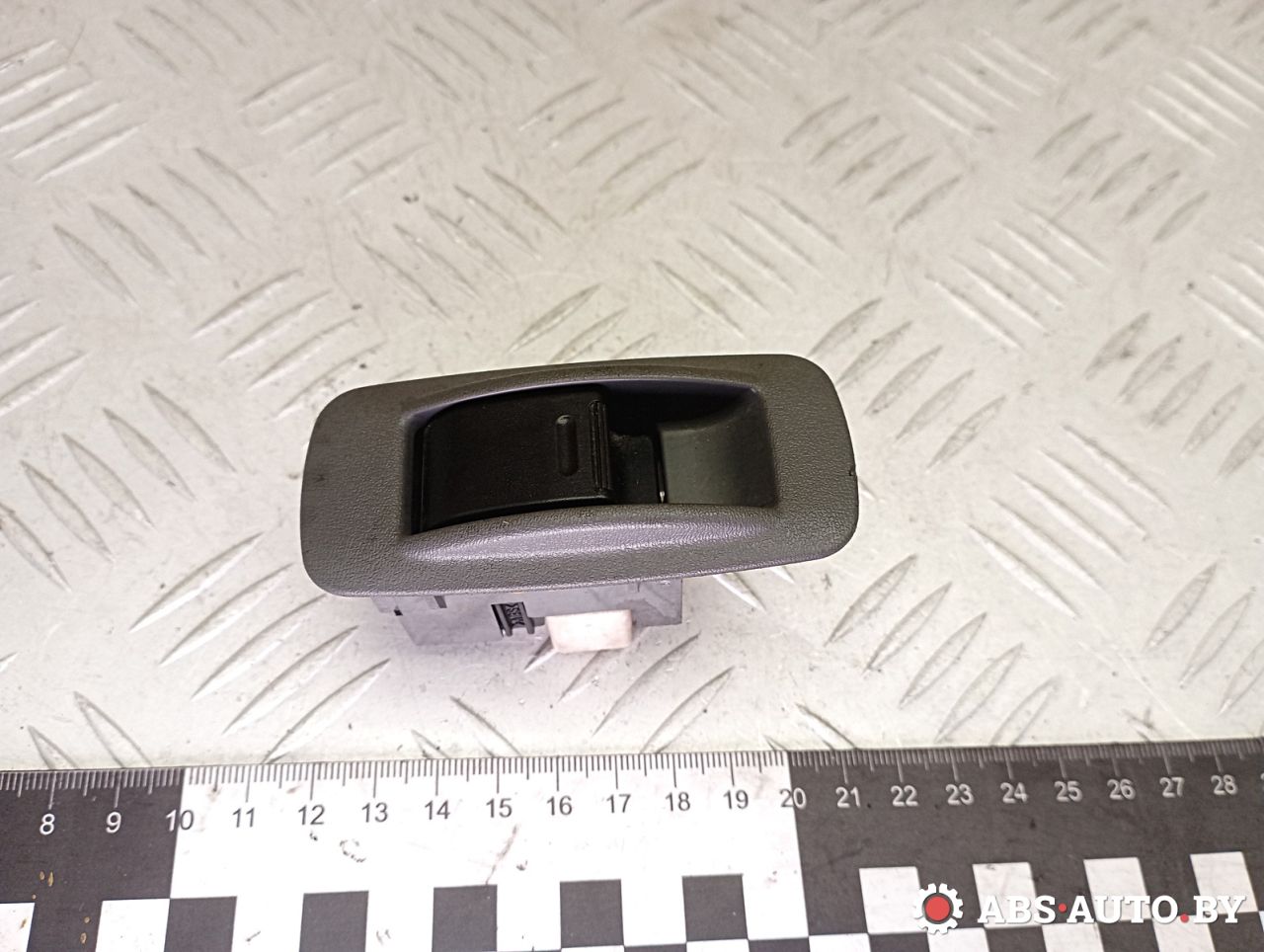 кнопка стеклоподъемника двери задней левой Toyota RAV4 2 поколение (XA20) 2003, 2.0 л., 1CD-FTV, дизель, МКПП, внедорожник 5 дв. - фото №1