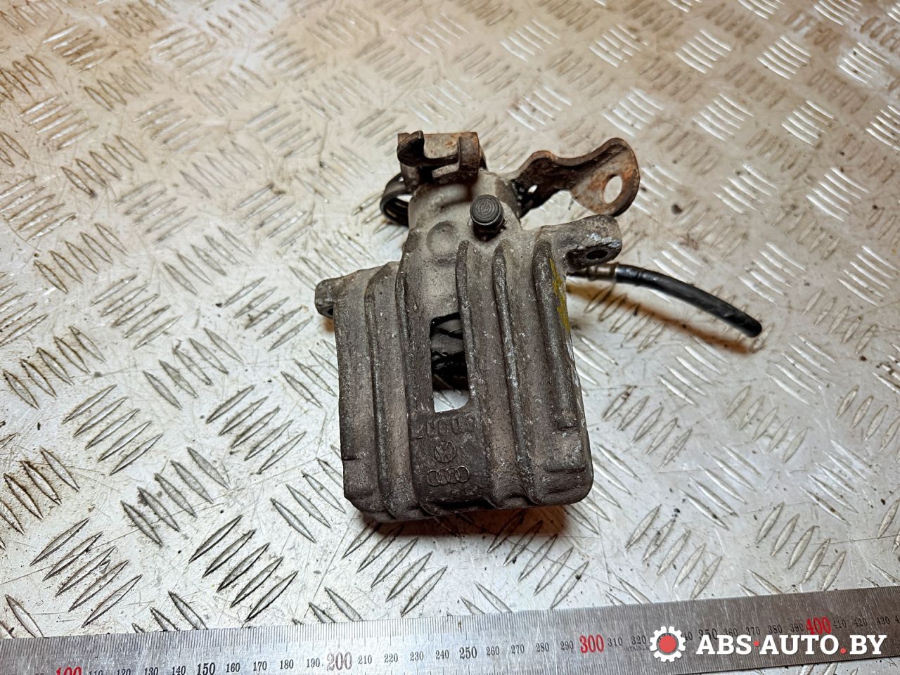 суппорт задний правый Audi A6 4B/C5 1997, 1.9 л., AFN, дизель, МКПП, седан, 8E0615424, 24338417325, 24338417327, 24338417345, 0986474225, 0986474831, F85171, BNZ1458ZP, BNZ1458ZW, PBRC345, BHN183E, 8E0615424A, 561N10011Z, 561N10498Z - фото №1