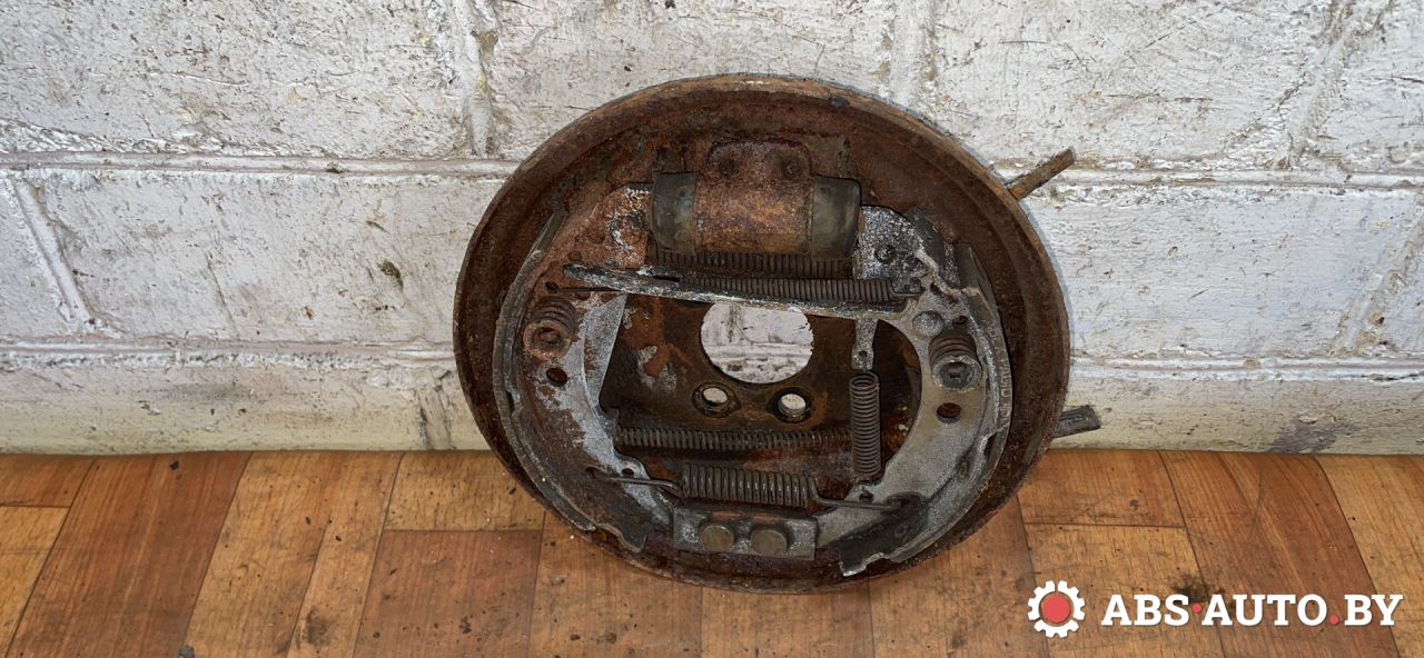 защитный кожух тормозного механизма Volkswagen Golf 2 поколение 1985 - фото №1