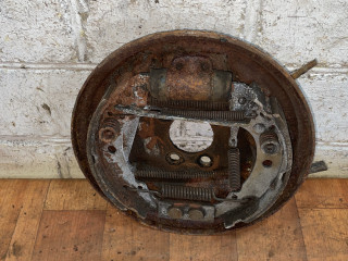 защитный кожух тормозного механизма Volkswagen Golf 2 поколение 1985