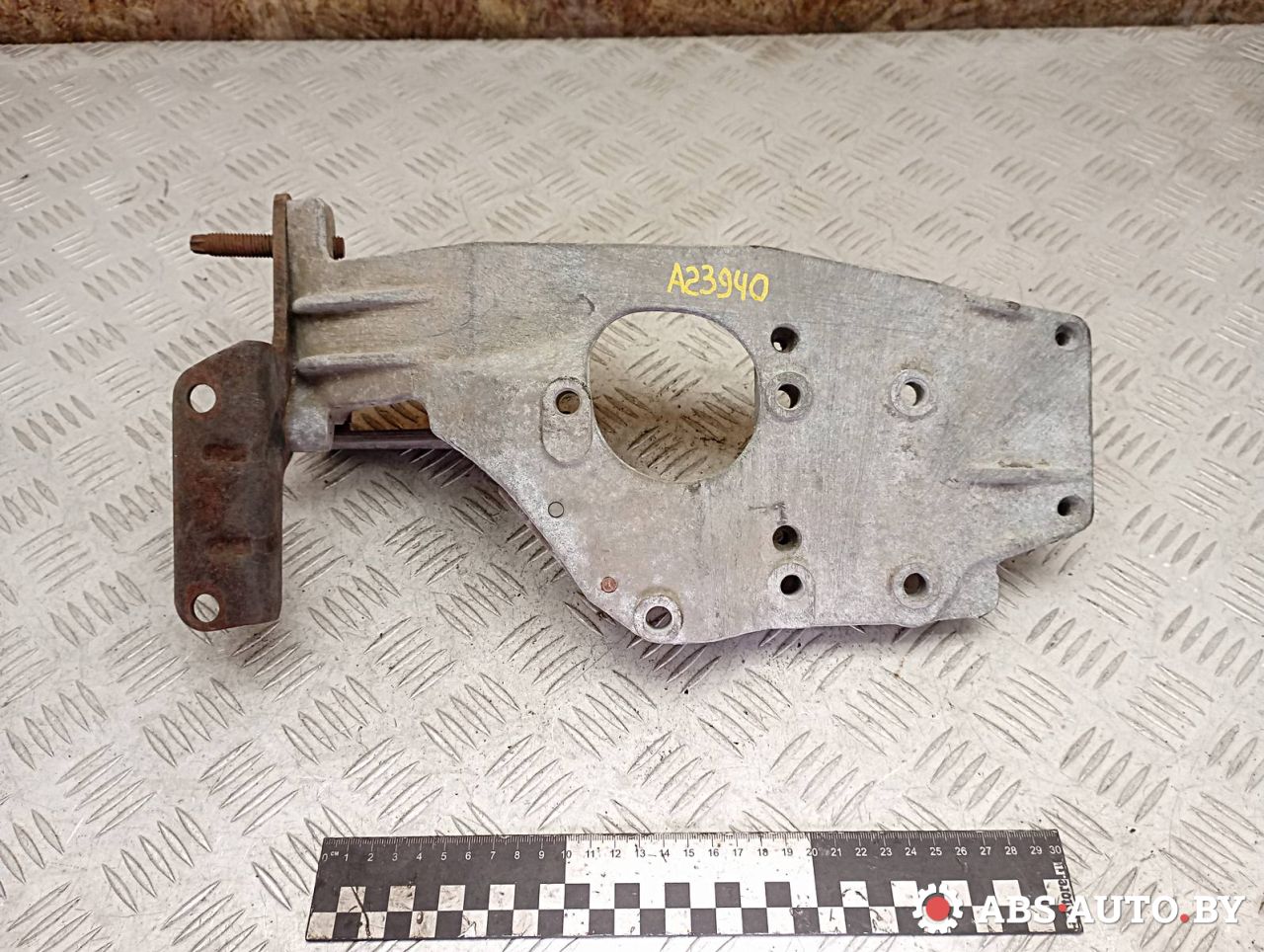 кронштейн компрессора кондиционера Ford Mondeo 2 поколение 1996, 1.6 л., бензин, 93BB19E708AE, 93BB3E679AD - фото №1