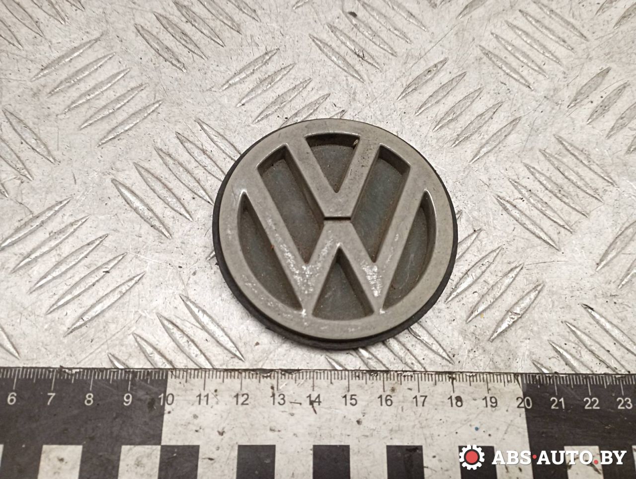 эмблема Volkswagen Golf 3 поколение 1996, 1.9 л., дизель, 1H6853630B, 1H6853630C - фото №1