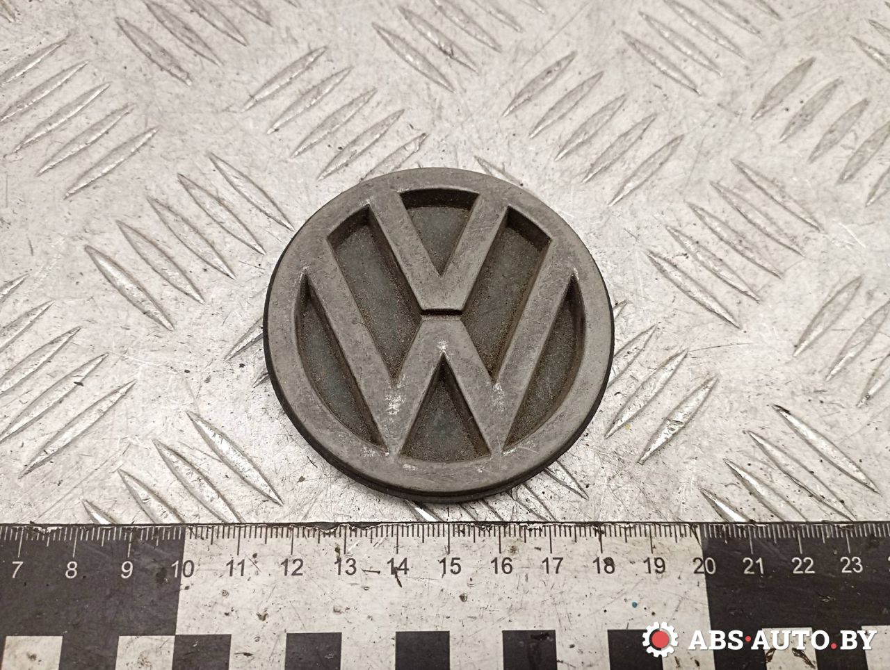 эмблема Volkswagen Golf 3 поколение 1996, 1.9 л., дизель, 1H6853630B, 1H6853630C - фото №1