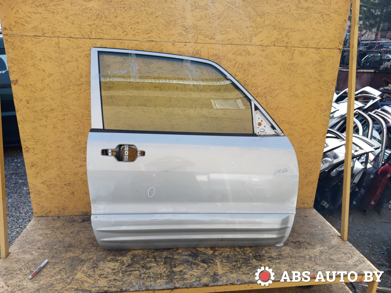 дверь передняя правая Mitsubishi Pajero 3 поколение 2002, 3.2 л., дизель, МКПП, внедорожник 3 дв. - фото №1