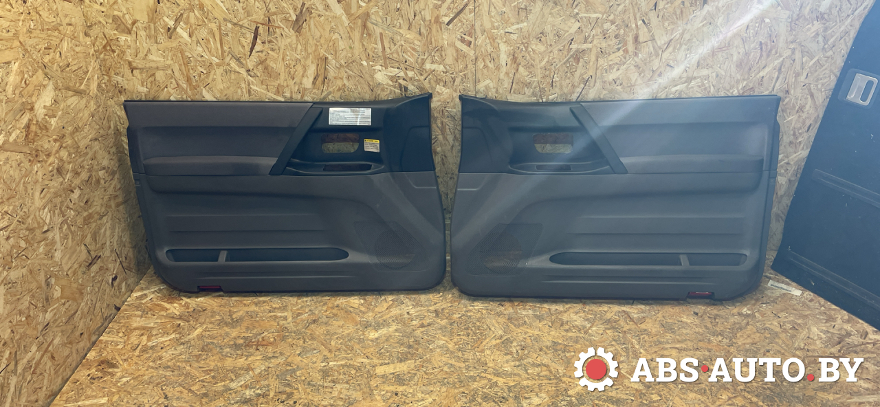 Обшивка двери (комплект) Mitsubishi Pajero 3 поколение 2002, 3.2 л., дизель, МКПП, внедорожник 3 дв. - фото №1