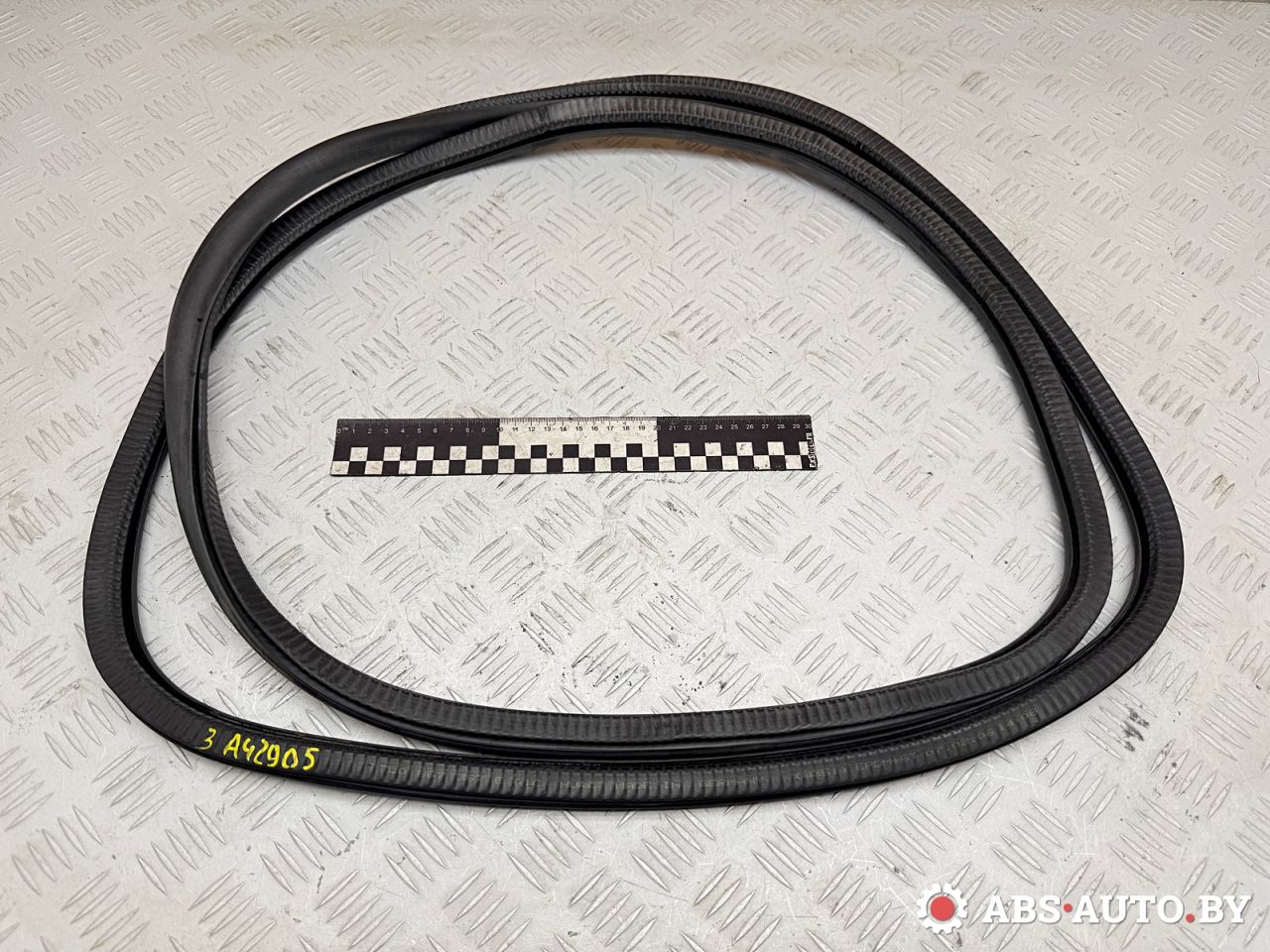 уплотнитель двери Volkswagen Touareg 1 поколение 2006, 3.0 л., BKS, дизель, АКПП, внедорожник 5 дв., полный привод, 7L0867367E - фото №1