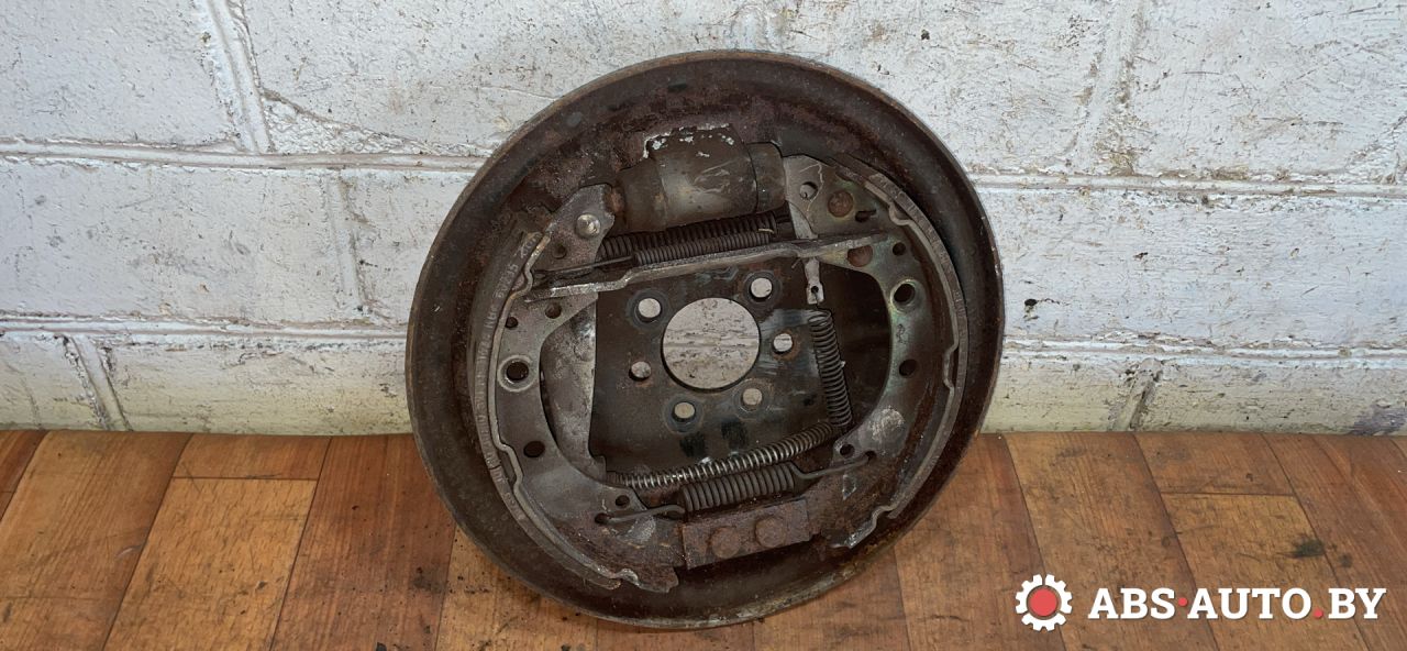 защитный кожух тормозного механизма Volkswagen Golf 3 поколение 1995 - фото №1