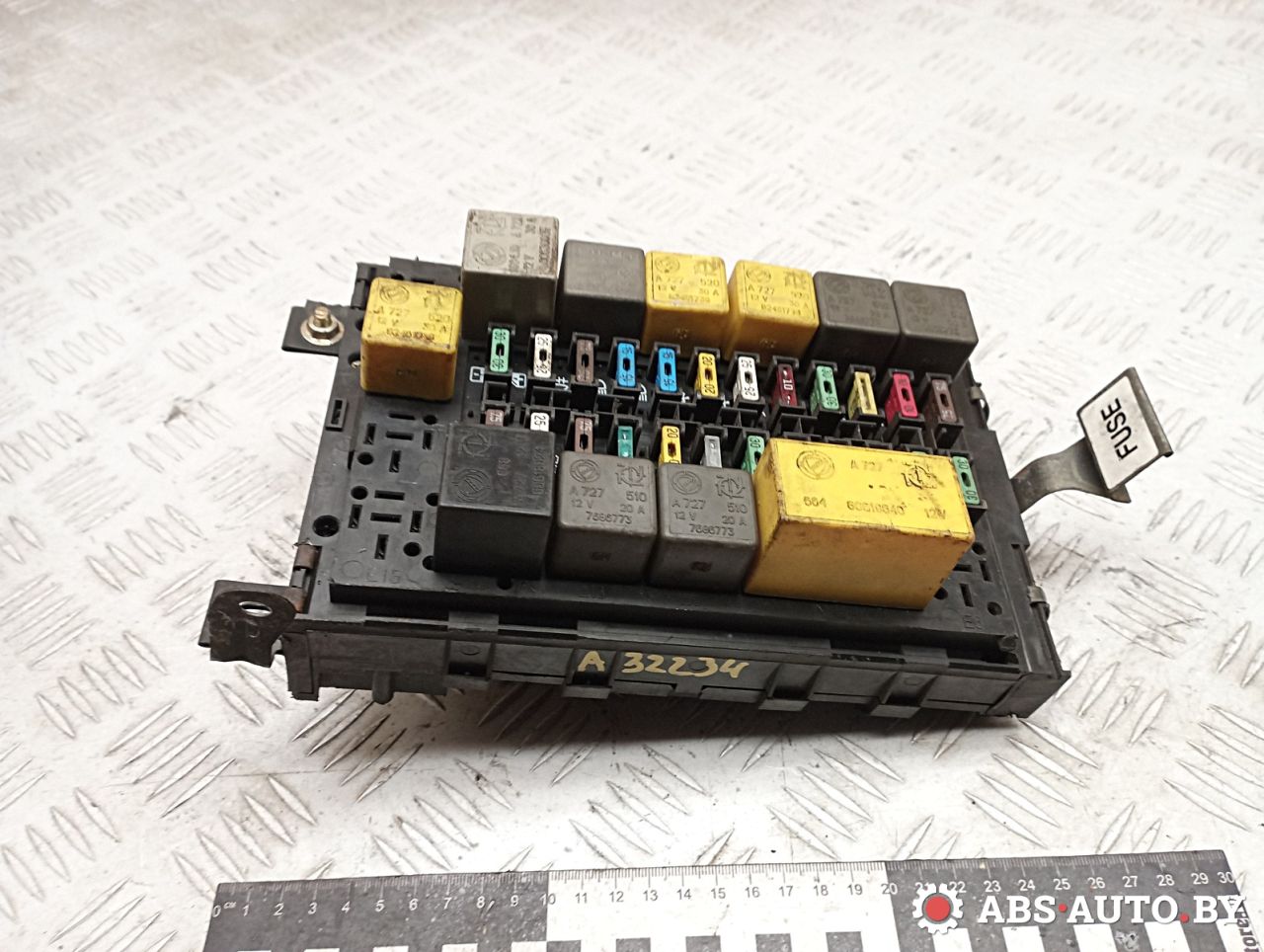 блок предохранителей Alfa Romeo 146 1 поколение 1997, 1.9 л., дизель, МКПП, 60630713 - фото №1