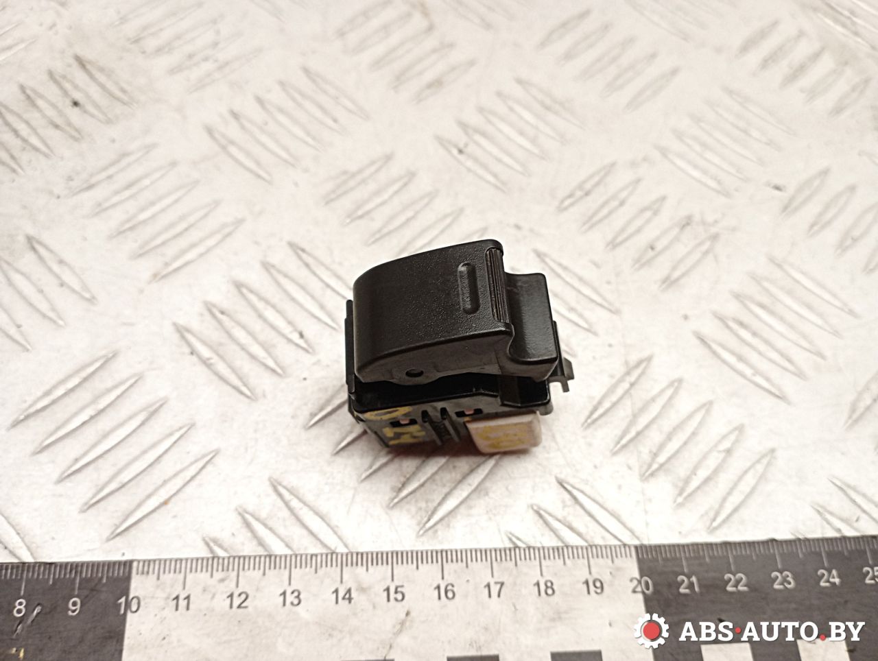 кнопка стеклоподъемника двери Toyota RAV4 2 поколение (XA20) 2003, 2.0 л., 1CD-FTV, дизель, МКПП, внедорожник 5 дв. - фото №1