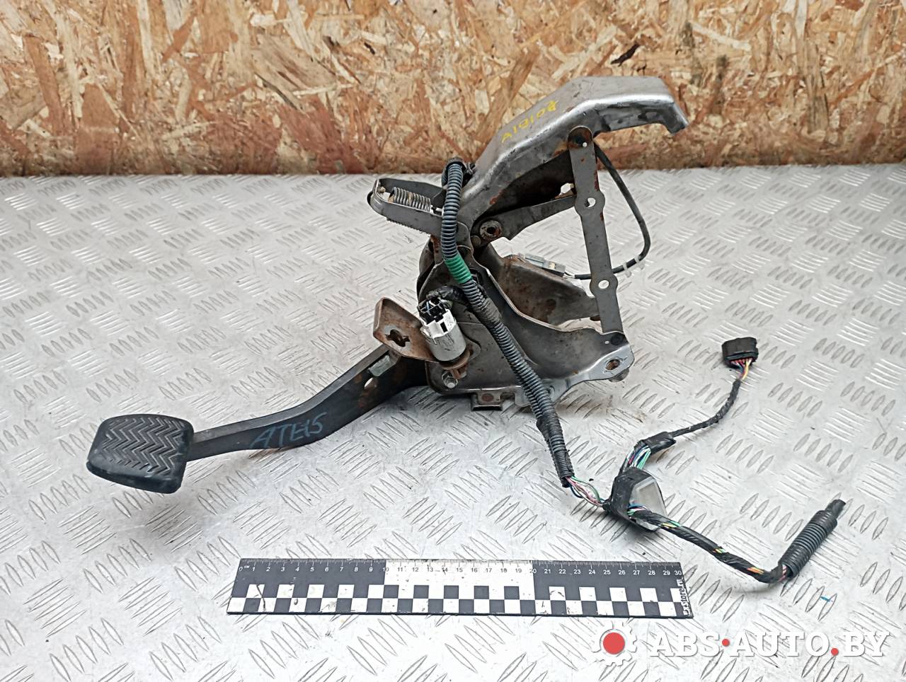 педаль тормоза Toyota RAV4 3 поколение (XA30) 2008, 2.2 л., D-4D, 2AD-FTV, дизель, МКПП, внедорожник 5 дв. - фото №1