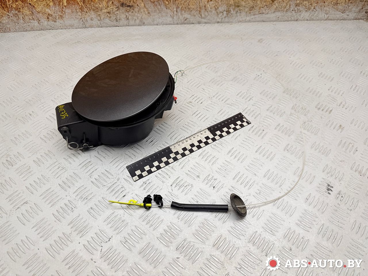 лючок топливного бака Jeep Cherokee 5 поколение 2016, 2.0 л., EBT, дизель, АКПП, внедорожник 5 дв., 05155846AA, 5155846AA, 68140743AB, 68102575AD - фото №1