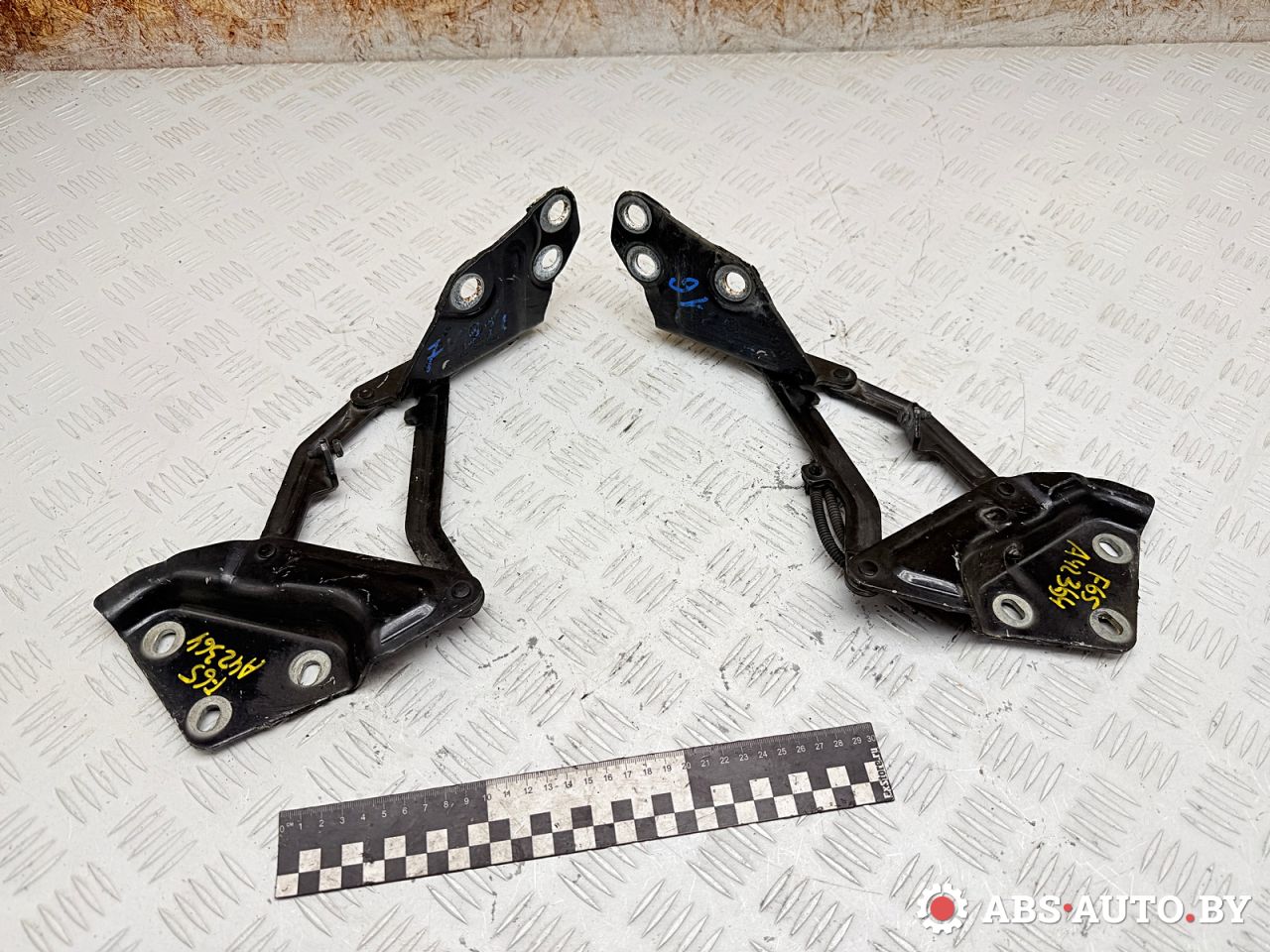 петля капота Volkswagen Touareg 1 поколение 2006, 3.0 л., BKS, дизель, АКПП, внедорожник 5 дв., полный привод, 7L6823301, 7L6823302 - фото №1