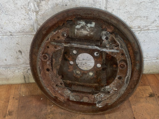 защитный кожух тормозного механизма Volkswagen Golf 3 поколение 1995