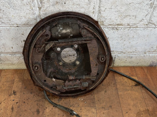 защитный кожух тормозного механизма Opel Corsa C 2001