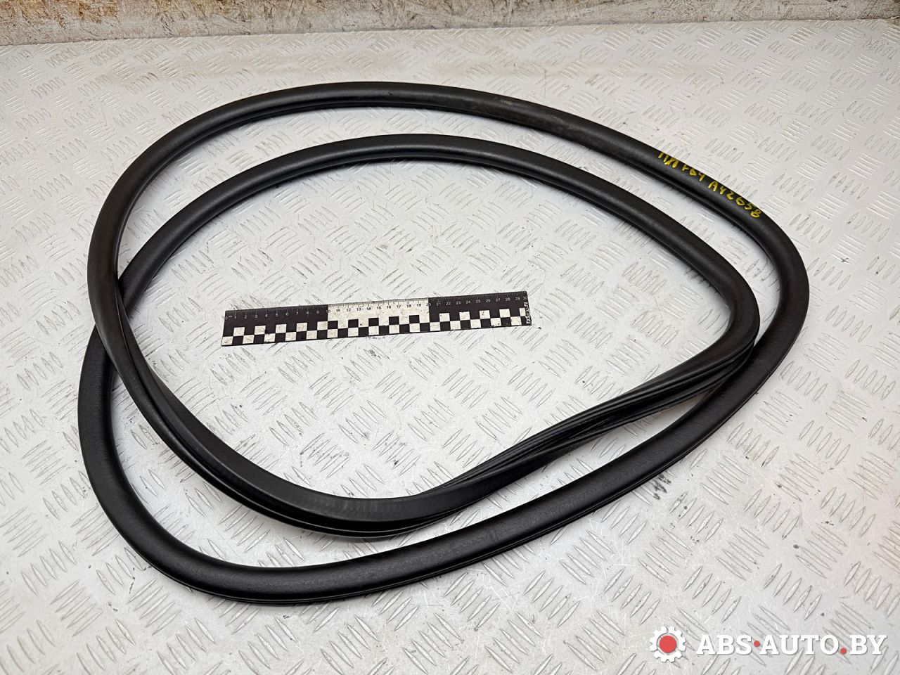 уплотнитель двери Jeep Cherokee 5 поколение 2016, 2.0 л., EBT, дизель, АКПП, внедорожник 5 дв., 6810381AA, 6810391AB - фото №1