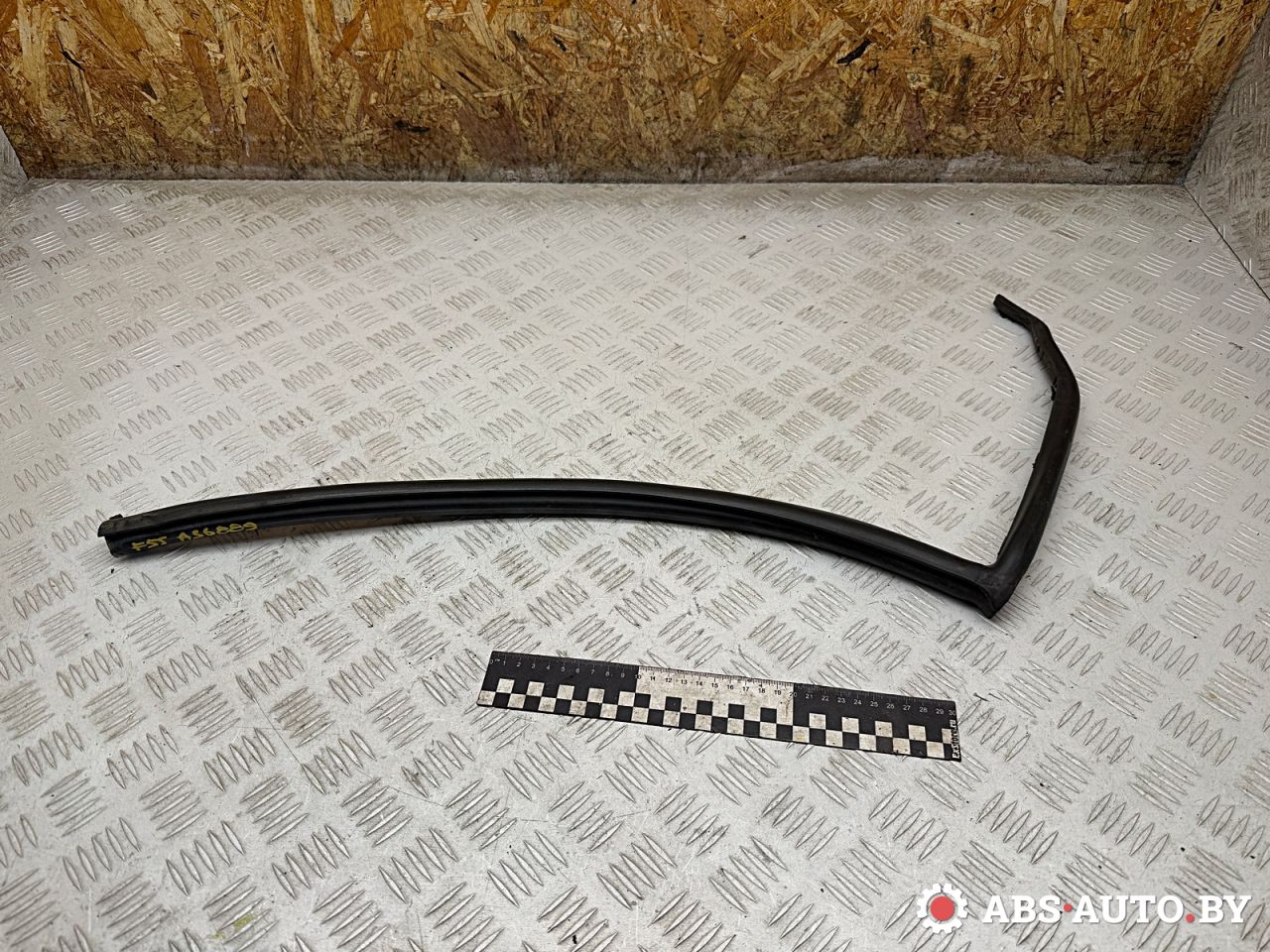 уплотнитель двери Volkswagen Touareg 1 поколение 2006, 2.5 л., BAC, дизель, МКПП, внедорожник 5 дв., 7L0839761D - фото №1