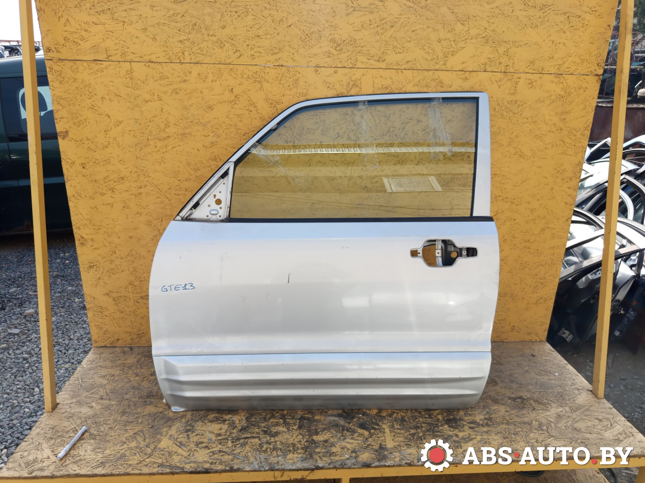 дверь передняя левая Mitsubishi Pajero 3 поколение 2002, 3.2 л., дизель, МКПП, внедорожник 3 дв. - фото №1