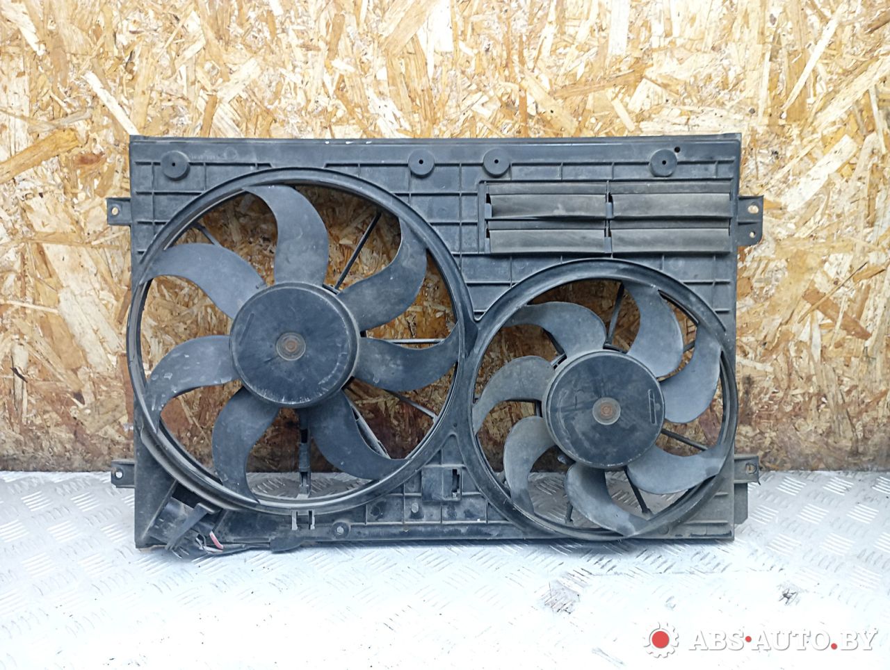 вентилятор радиатора Volkswagen Passat B6 2010, 1.4 л., CDGA, бензин, АКПП, универсал, 1K0121207BC, 1K0121205AD - фото №1