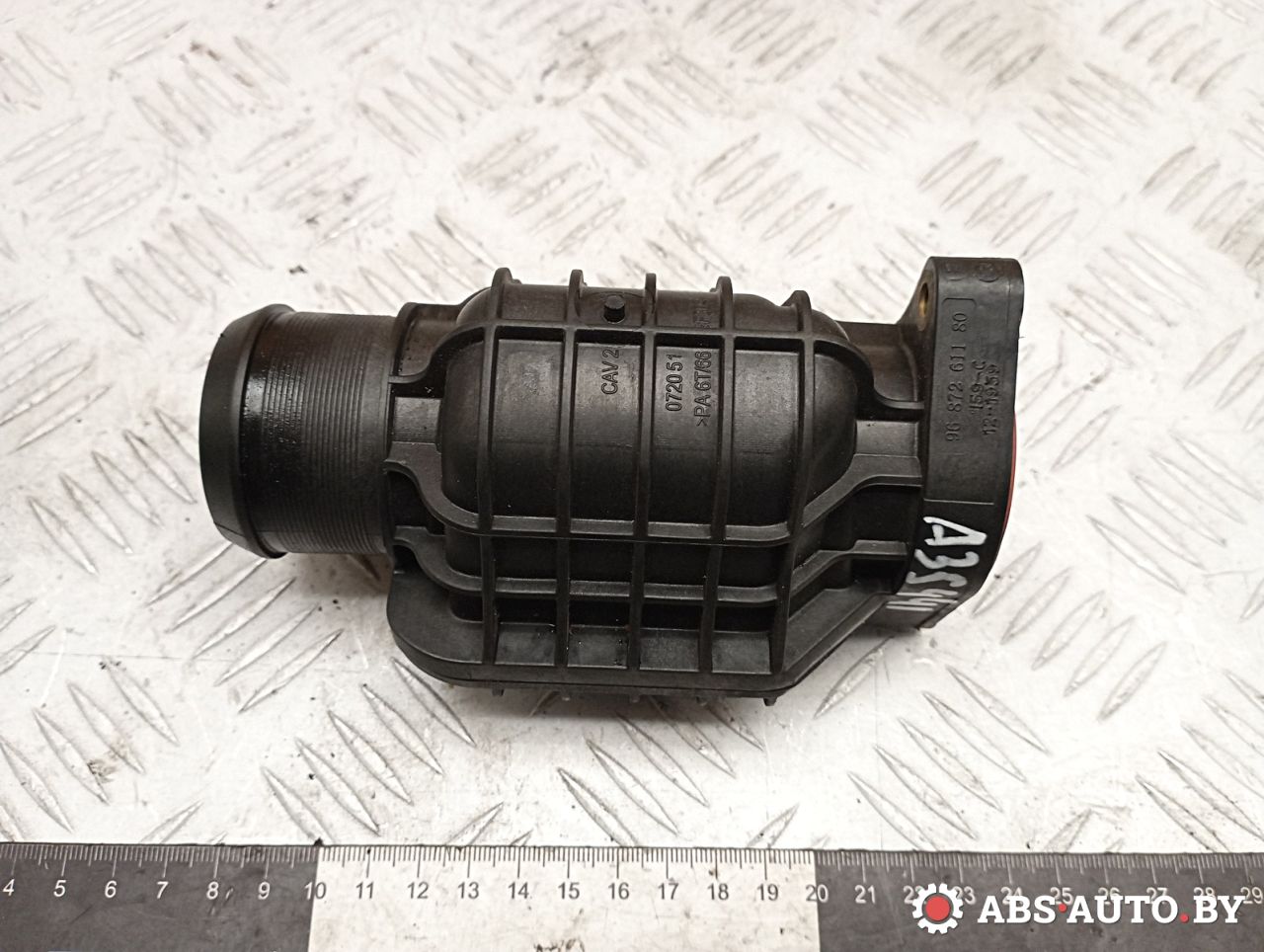 патрубок интеркулера Peugeot 3008 1 поколение 2012, 1.6 л., дизель, робот, передний привод, правый руль, 9687261180 - фото №1