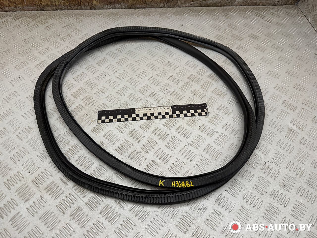 уплотнитель двери Volkswagen Touareg 1 поколение 2006, 2.5 л., BAC, дизель, МКПП, внедорожник 5 дв., 7L0867367E - фото №1