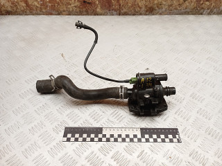 корпус термостата Peugeot 206 1 поколение [рестайлинг] 2007, 1.4 л., дизель, 9654393880, 1336V6, 9671565980, 1148098, 1348620, 1485768, 1516694, 1633908, 2S6Q8A586AA, 2S6Q8A586AB, 2S6Q8A586AC, 2S6Q8A586AD, Y401151H0B, TVZ1527NF, Y401151H0, Y401151H0C, PE21100, 1769073J01, 1769073J01000, SU00100713