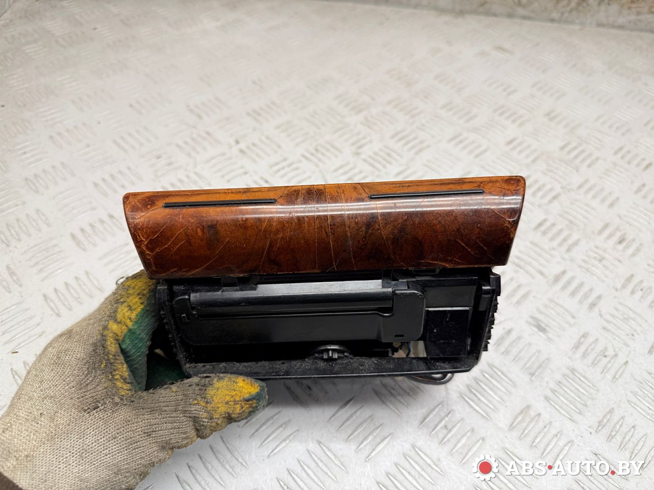 пепельница Audi A6 4B/C5 2000, 2.5 л., AKE, дизель, МКПП, полный привод, 4B0857951N, 4B0857951P, 4B0857951Q - фото №1