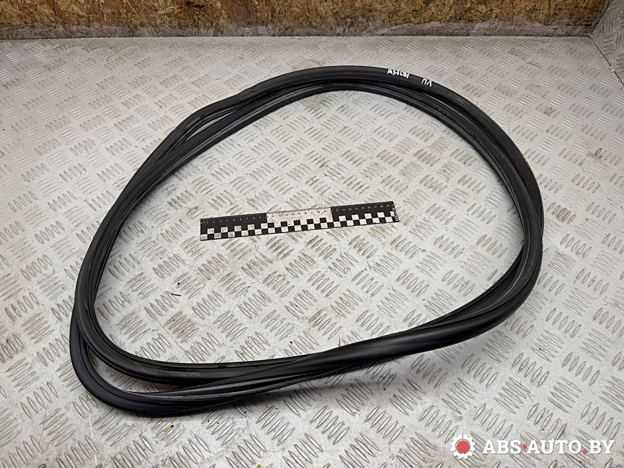 уплотнитель двери Volkswagen Touareg 1 поколение 2006, 2.5 л., BAC, дизель, МКПП, внедорожник 5 дв., 7L0837911D - фото №1