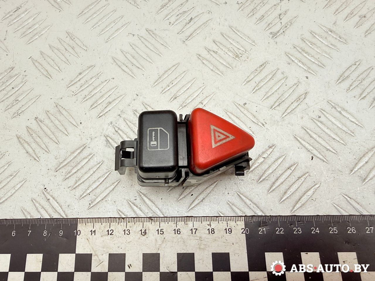 кнопка аварийной сигнализации Mercedes-Benz A W168 1 поколение (1997-2001) 2000, 1.7 л., OM 668.940, дизель, АКПП, хетчбэк 5 дв., передний привод, A1688201210, 33019001 - фото №1