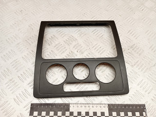 рамка под магнитолу Volkswagen Caddy 3 поколение 2008, 1.9 л., BLS, дизель, АКПП, 2K0858061A