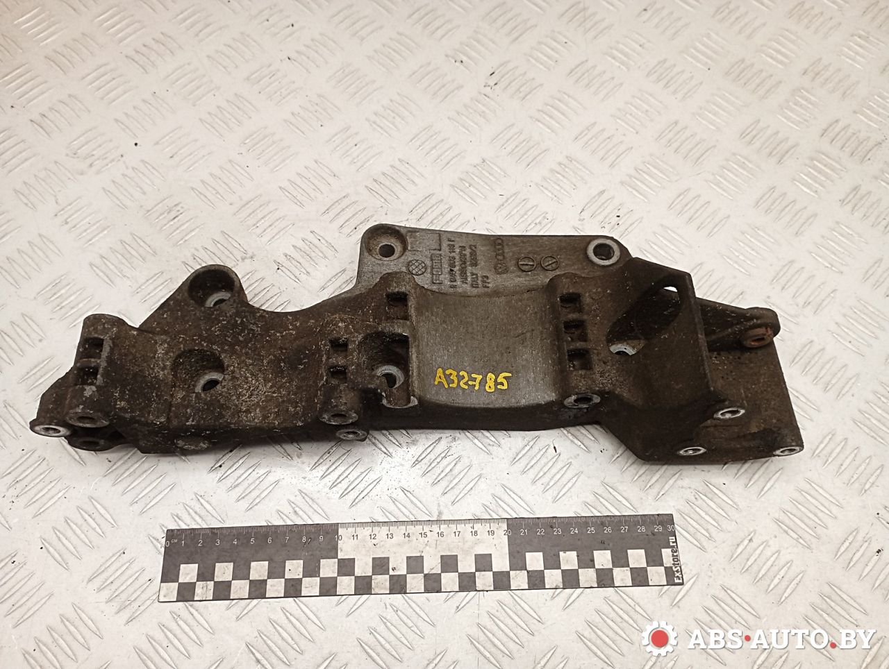 кронштейн генератора Volkswagen Caddy 3 поколение 2008, 1.9 л., BLS, дизель, АКПП, 045903143F, R045903143F - фото №1