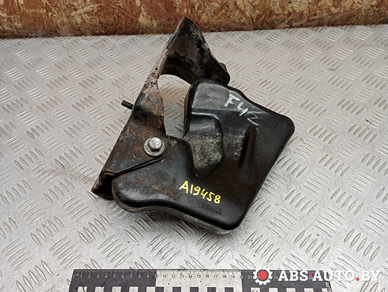 кронштейн (крепление) Volvo XC90 1 поколение 2005, 2.4 л., D 5244 T, дизель, АКПП, внедорожник 5 дв., полный подключаемый привод, правый руль, 30671003 - фото №1