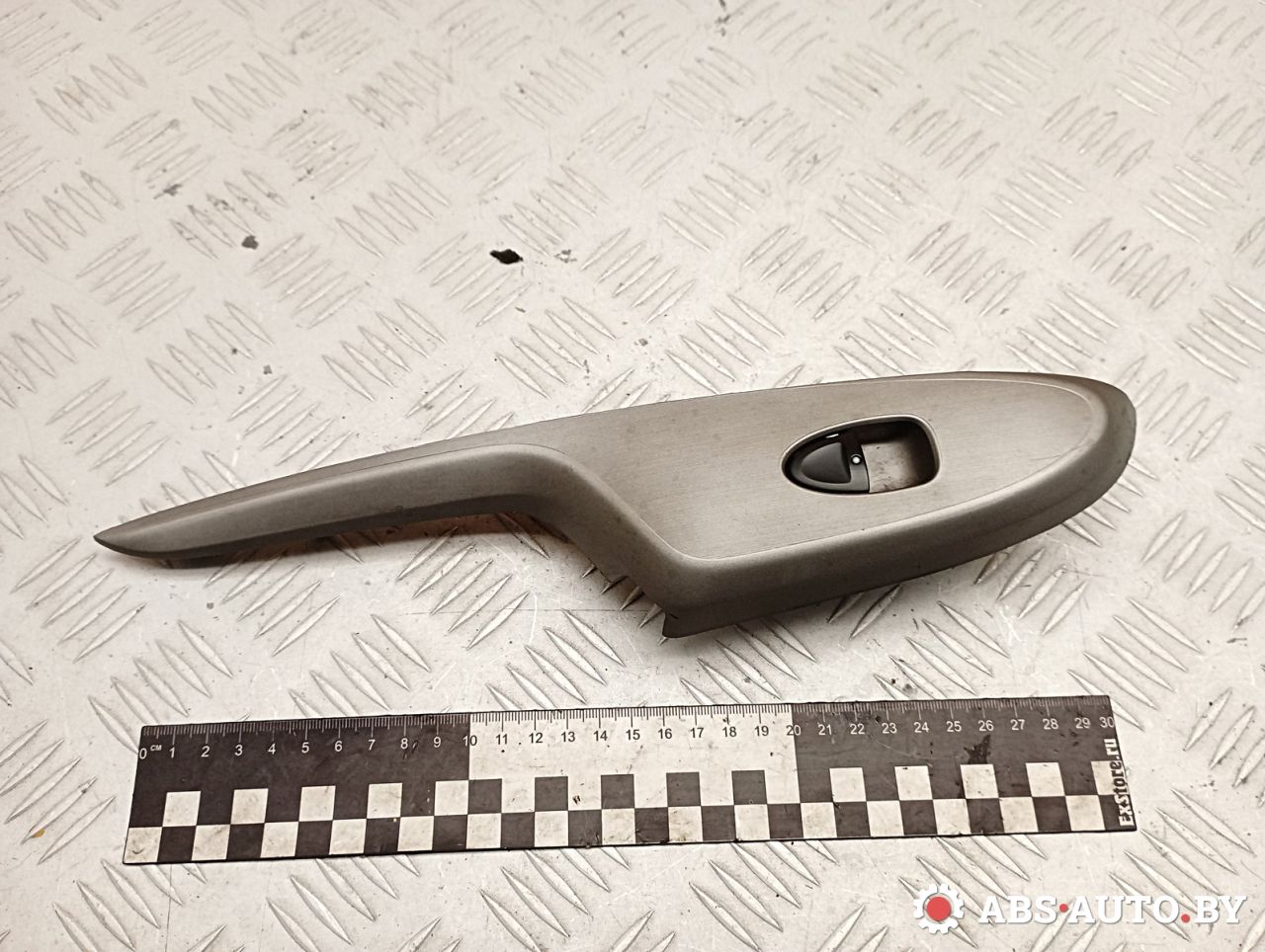 Кнопка стеклоподъемника задней левой Honda Civic 8 поколение 2008, 2.2 л., N22A2, дизель, МКПП, хетчбэк 5 дв., правый руль, 83790SMGE020UHS - фото №1