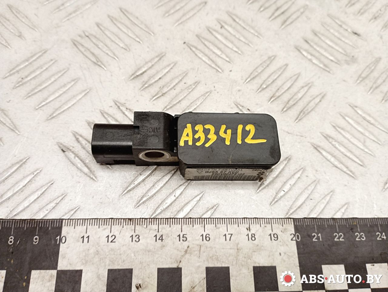 датчик удара Mazda 6 GG 2003, 2.0 л., бензин, МКПП, правый руль, GJ6A57KC0 - фото №1