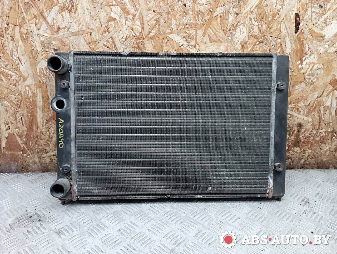 радиатор (основной) Volkswagen Golf 3 поколение 1998, 1.6 л., бензин - фото №1