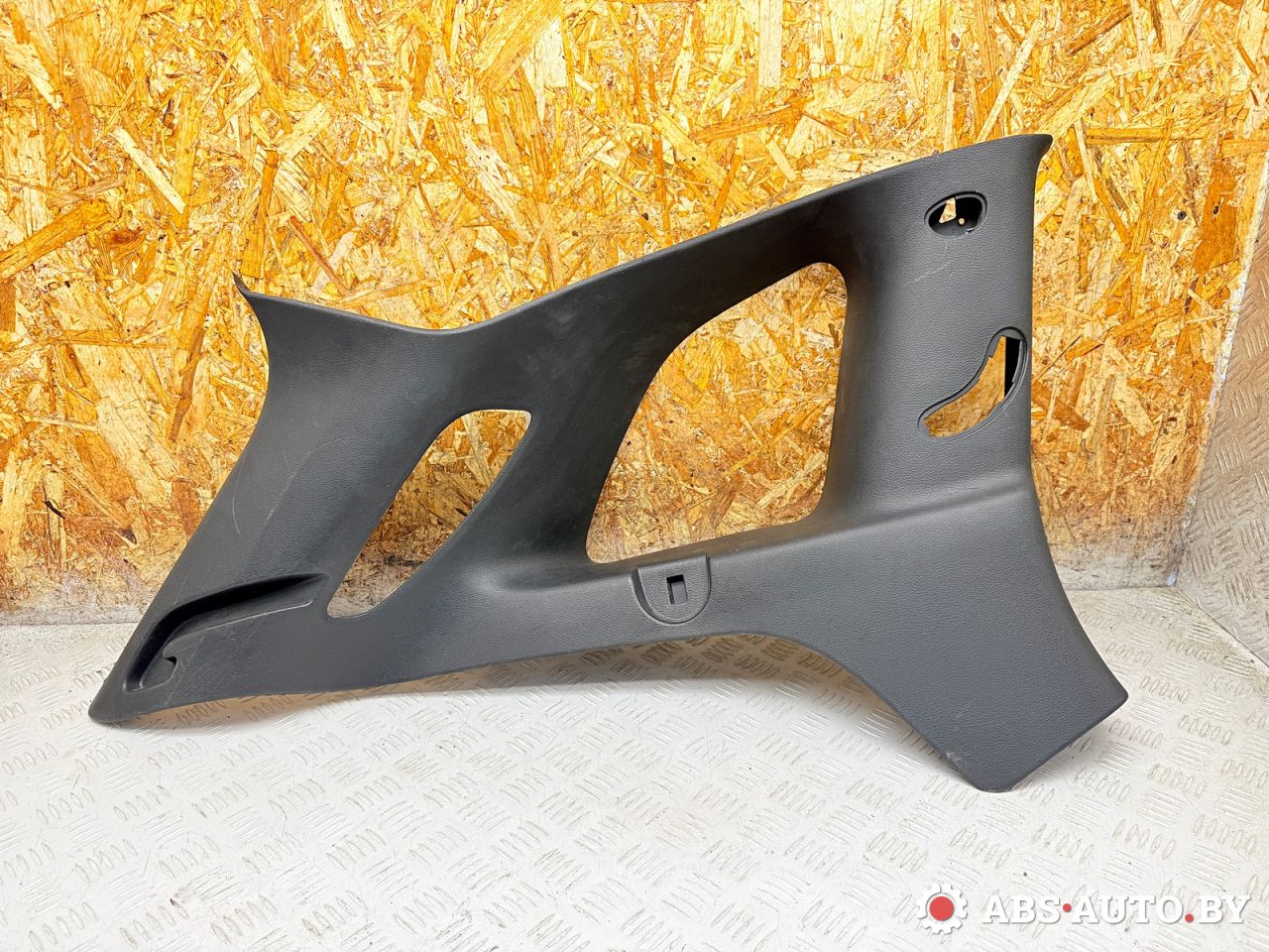 обшивка стойки задней левой Jeep Cherokee 5 поколение 2016, 2.0 л., EBT, дизель, АКПП, внедорожник 5 дв., 1WM65TRMAD, 1UD05DX9AD - фото №1