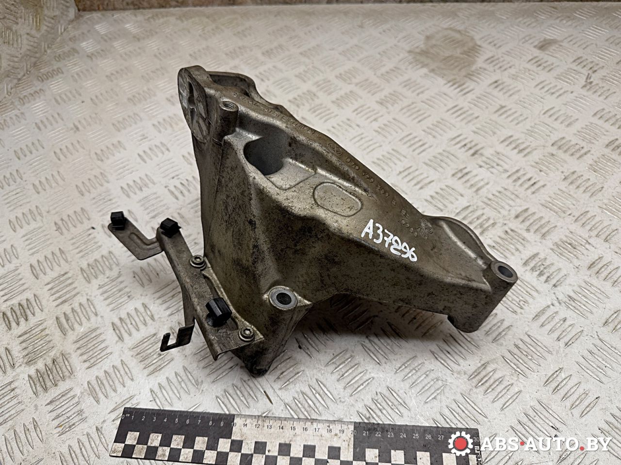 кронштейн двигателя Volkswagen Touareg 1 поколение 2006, 2.5 л., BAC, дизель, МКПП, внедорожник 5 дв., 070199307B - фото №1