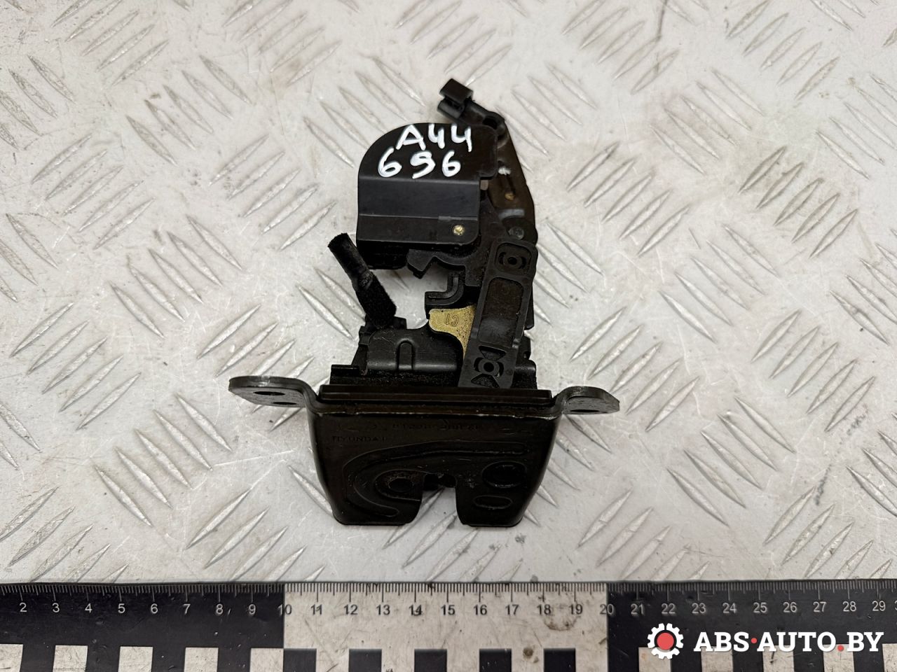 замок багажника Hyundai Santa Fe 2 поколение (CM) 2006, 2.2 л., D4EB, дизель, МКПП, внедорожник 5 дв., 812302B000 - фото №1