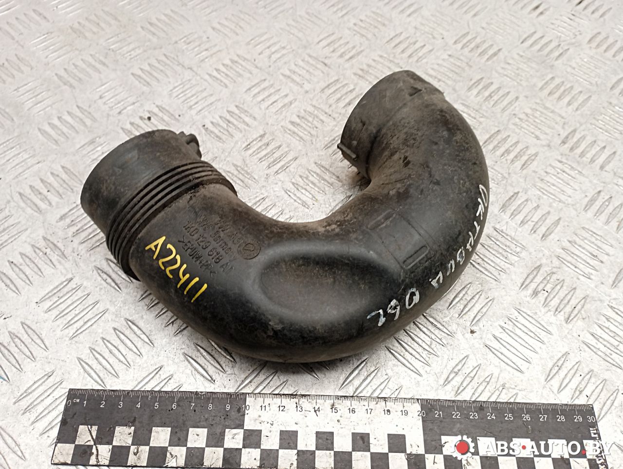 патрубок воздушного фильтра Skoda Octavia 2 поколение (A5) 2006, 2.0 л., дизель, 1K0129618AT - фото №1