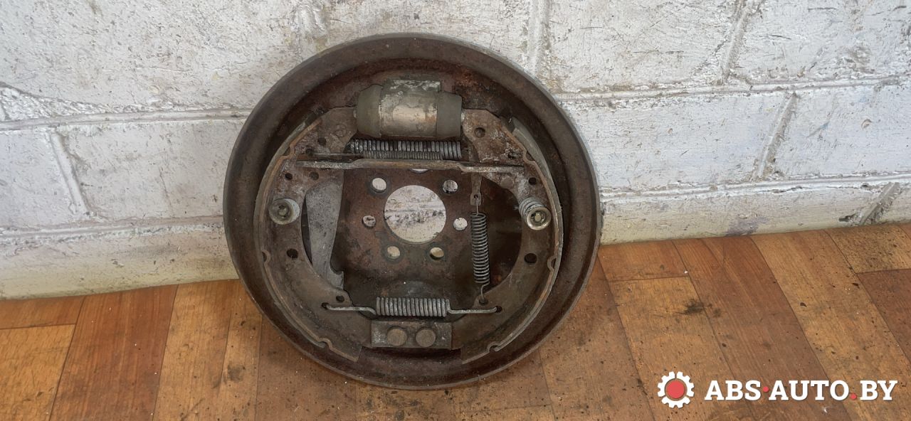 защитный кожух тормозного механизма Volkswagen Golf 3 поколение 1995 - фото №1