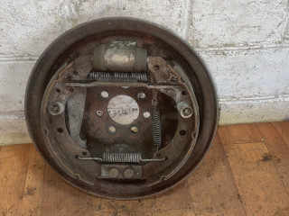 защитный кожух тормозного механизма Volkswagen Golf 3 поколение 1995