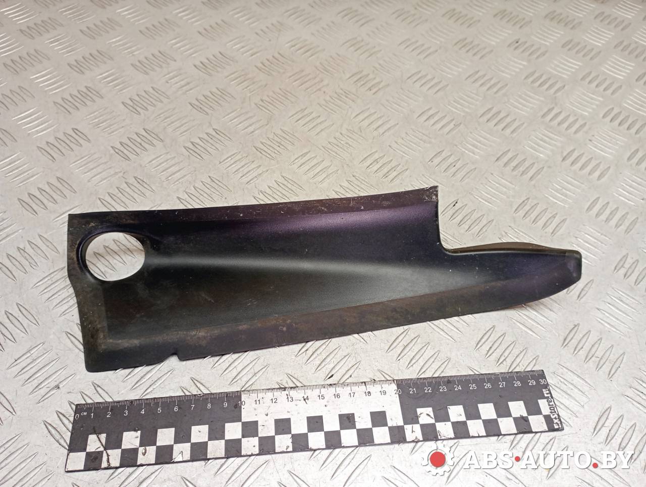 ус под фонарь правый Peugeot 3008 1 поколение 2011, 1.6 л., дизель, робот, передний привод, правый руль, 9670553380 - фото №1