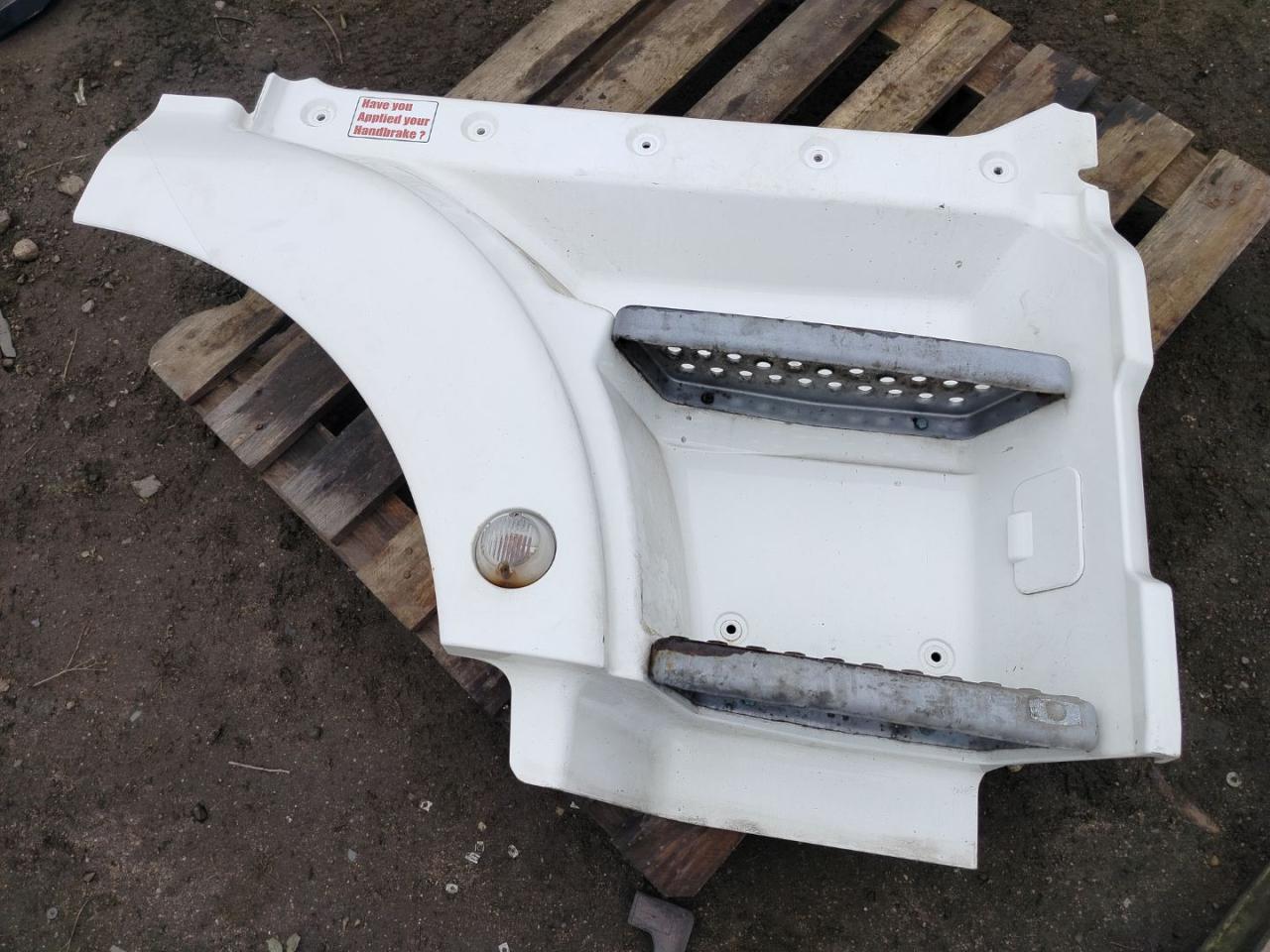 Подножка кабины MAN TGX 1 поколение 2018, 12.4 л., D 2676 LF 52, дизель, АКПП, белый, правый руль, 81615100704, 81615100914, 81615100824, 81615100400 - фото №1