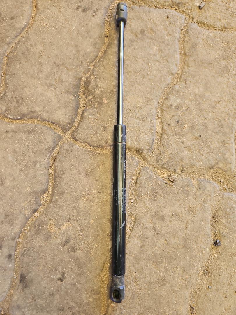 Амортизатор крышки инструментального ящика Volvo FH 3 поколение 2014, 12.8 л., D13C500, дизель, АКПП, белый, правый руль, 20895863 - фото №1