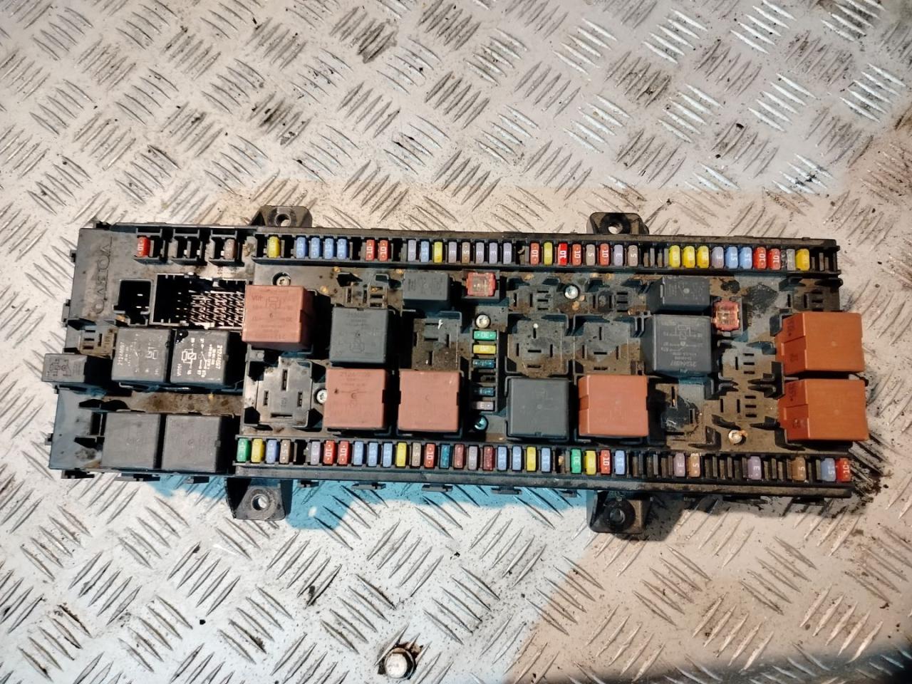 блок предохранителей Volvo FH 3 поколение 2013, 12.8 л., D13C500, дизель, АКПП, серый, правый руль, 21936560, 21936558, 22445004, 23006075, 21939408, 22488319, 22619987, 22445006, 22619999, 23006122 - фото №1